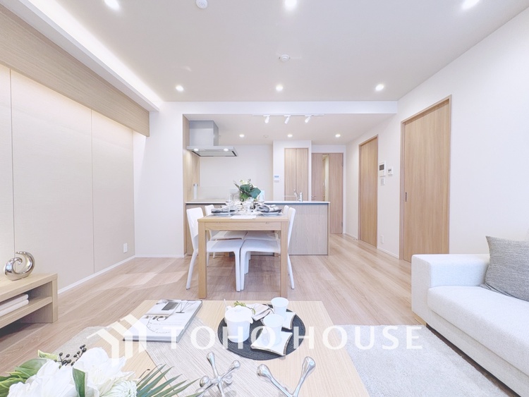 内装 【LIVING】◆陽光◆が差し込む。この開放的なLDKに家族の笑顔が集う。家族が一緒に過ごす空間は明るく、そして居心地よく。