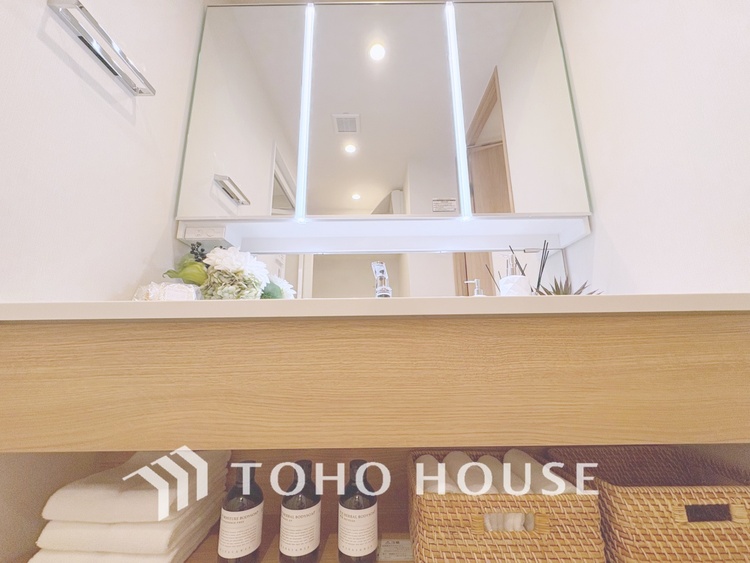 洗面 【WASHROOM】◆快適◆煌びやかな暮らしの中にも忘れたくない快適さ。大きな収納が助けてくれます。