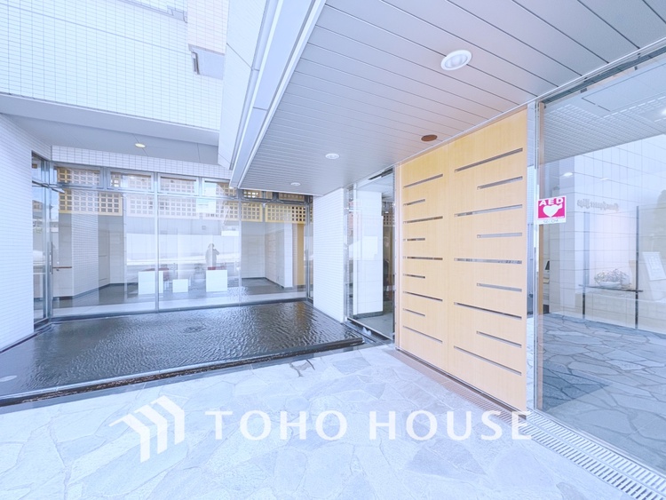 エントランス 【ENTRANCE】◆家族◆家で家族と過ごす時間は限られている。帰りを待つ家族の元へと急ぐときの弾む思い。そんな思いを引き立てる邸宅。