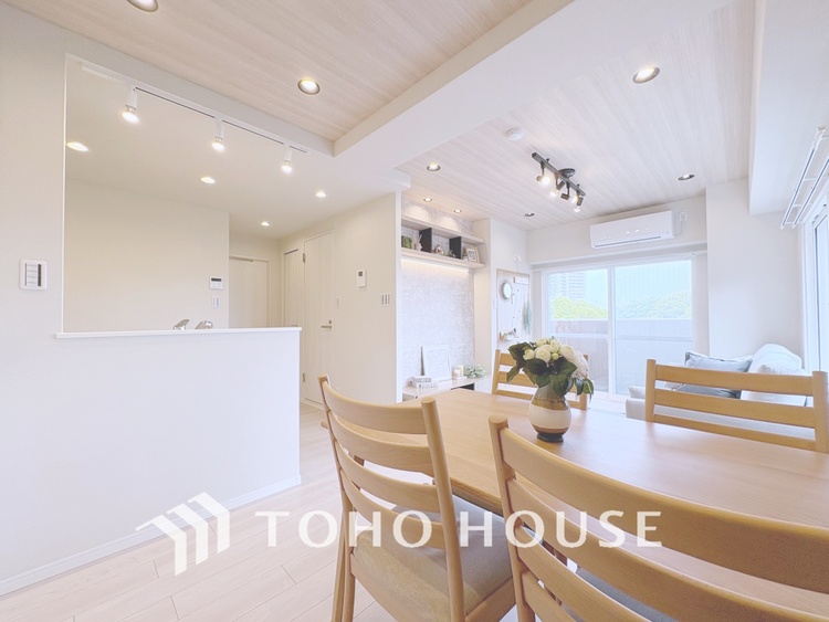 内装 【LIVING】◆眩い◆光が燦々と入り、家族の笑顔を照らす。「いつまでも続いて」と願う夢のような毎日がここにある。