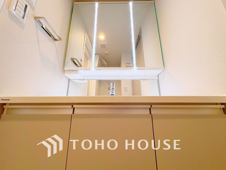 洗面 【WASHROOM】◆快適◆煌びやかな暮らしの中にも忘れたくない快適さ。大きな収納が助けてくれます