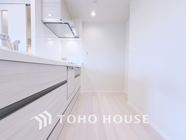 キッチン 【KITCHEN】◆ワクワク◆開放的で機能性も高いシステムキッチン。お子様は毎日のご飯にワクワク！