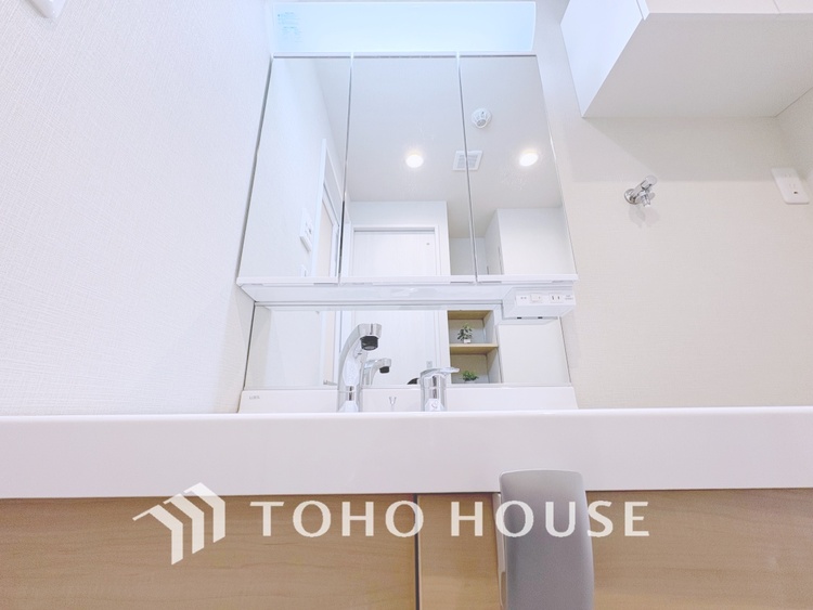 洗面 【WASHROOM】◆快適◆煌びやかな暮らしの中にも忘れたくない快適さ。大きな収納が助けてくれます。