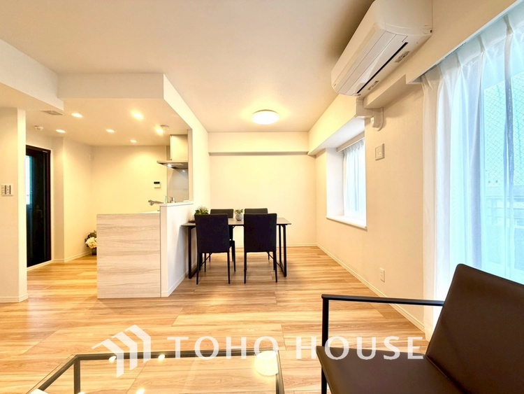 内装 【LIVING】◆陽光◆が差し込む。この開放的なLDKに家族の笑顔が集う。家族が一緒に過ごす空間は明るく、そして居心地よく。