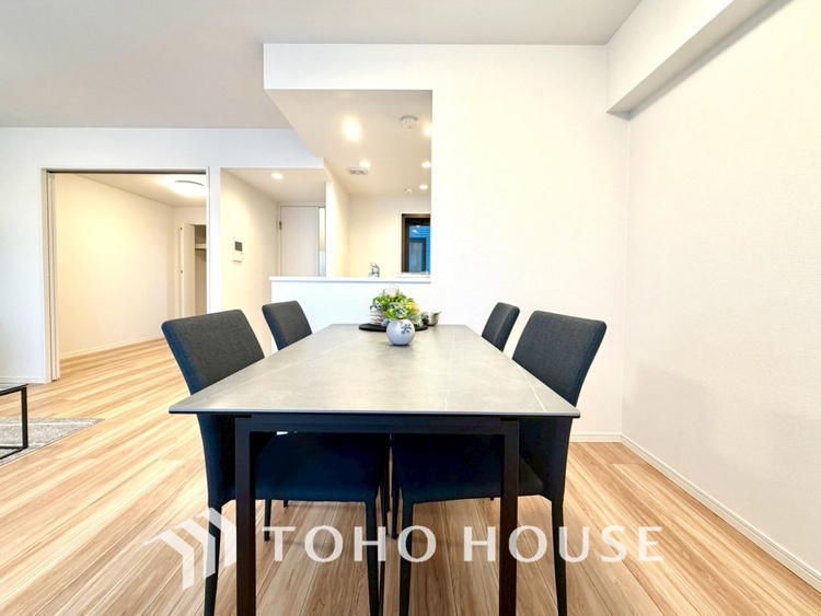 内装 【LIVING】◆扉を◆開くとこの景色。家族の”おかえり”の声が聞こえてきそう。