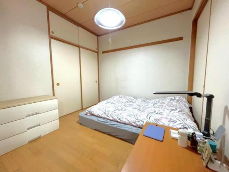 内装 4.5帖洋室（元和室）は大きなベッドも置けそうなゆとりのある一室です。