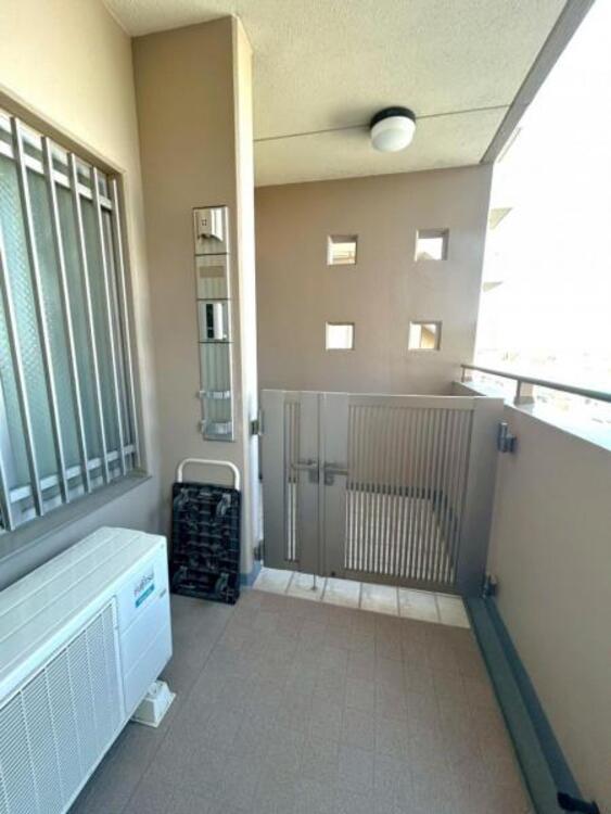 内装 角部屋の為、専用ポーチ付きでちょっとしたお荷物も置けます。