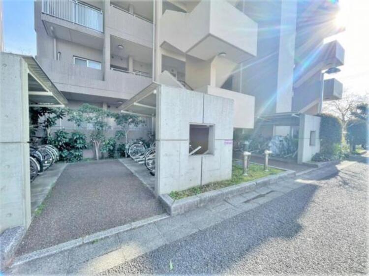 その他 区画がしっかりと分けられている屋根付き駐輪場。