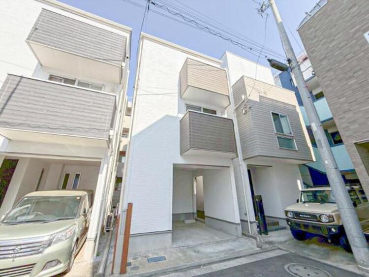 外観 開放感があり日当りも良好です！目の前に広がる開放感とゆとり。暮らしの夢を育む住まいがここにあります！穏やかな風と陽光を導き、プライバシーに配慮された設計プランで居住性を一段と心地よいものにしています！ 
