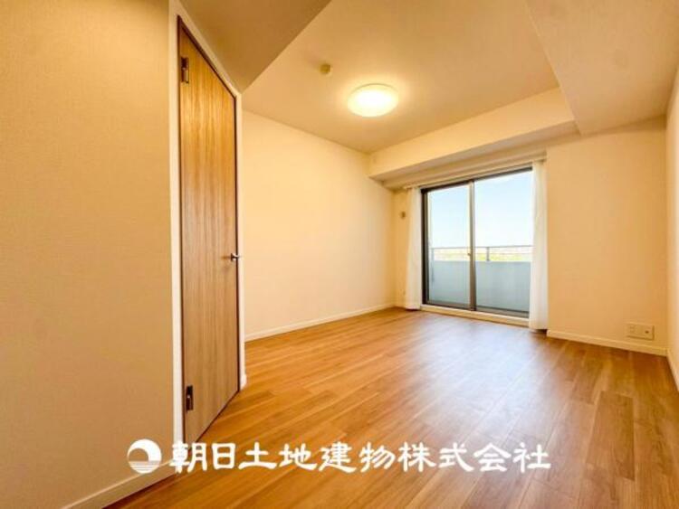 内装 【居室】爽やかな空間演出とセンス良く纏められた室内は良質な寛ぎ空間。そこで暮らす大切な人達のことを考え造りこんだ空間は日々の生活に安らぎを与えてくれます。