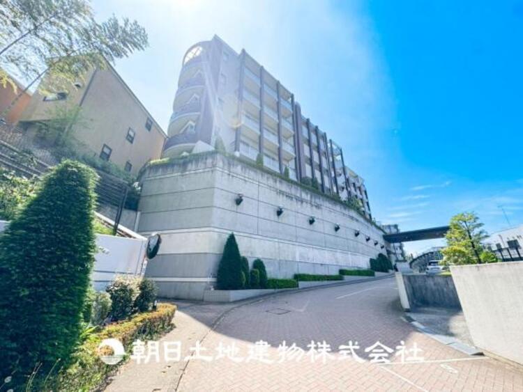 外観 【外観写真】表現された空間はたくさんの光を浴び、風を感じ、暮らしの時間を豊かにしてくれます。デザインされた空間と競い合うかのような充実した建物と共に大切な家族の思い出を刻んでいきます。