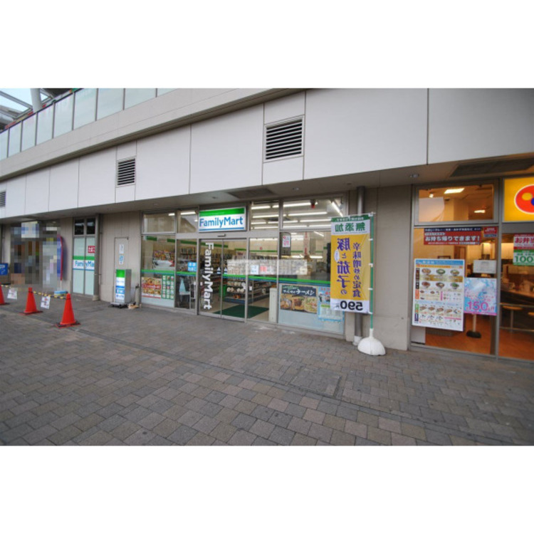 周辺 ファミリーマート狭山西口駅前店(約180m)