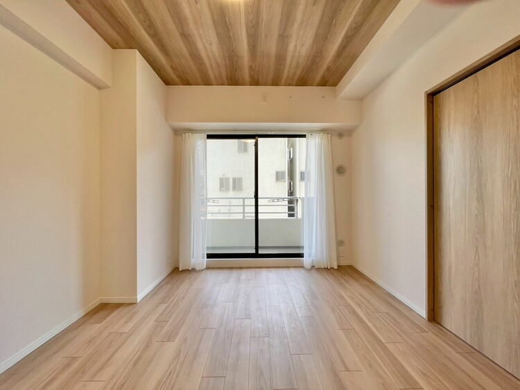 居間 忙しく過ぎゆく日常を置き去るほど、ゆったりした時間が流れるリビング。