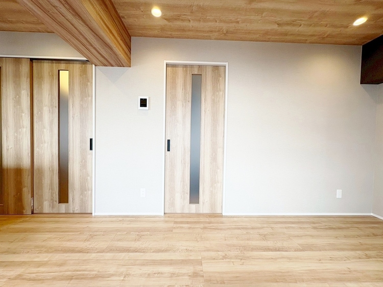 居間 忙しく過ぎゆく日常を置き去るほど、ゆったりした時間が流れるリビング。