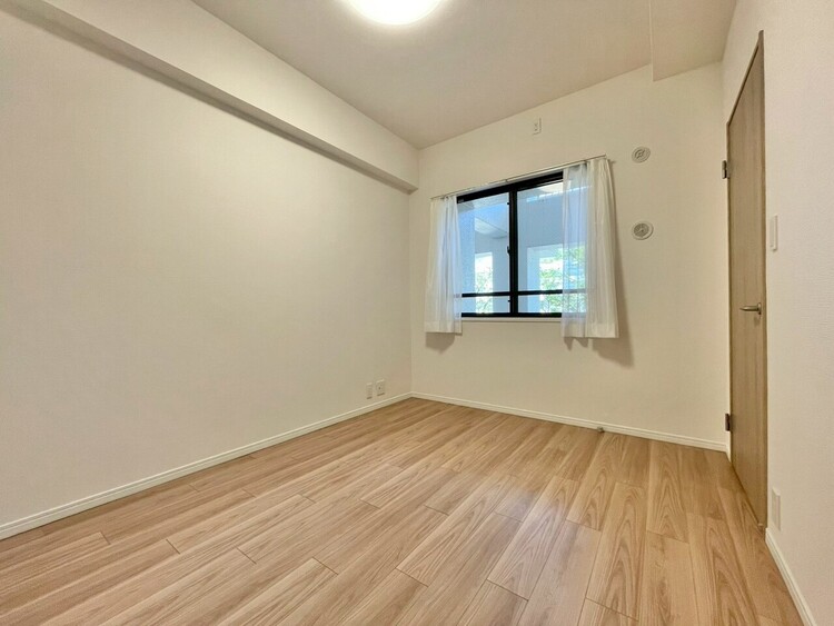 寝室 ベッドも十分に設置するスペースがあります。