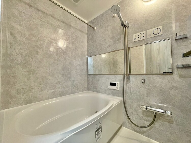 風呂 一日の疲れを癒すバスルームは、心地よいリラックスを叶える清潔感溢れる空間です。