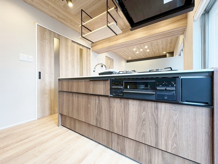 キッチン スマートな意匠と充実の機能を備えたキッチンが、暮らしにおいしい彩りを添えます。