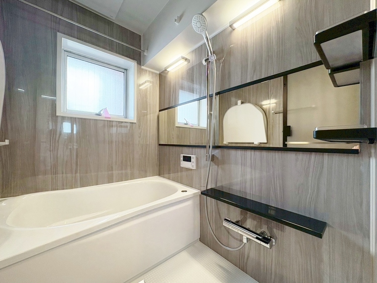 風呂 一日の疲れを癒すバスルームは、心地よいリラックスを叶える清潔感溢れる空間です。