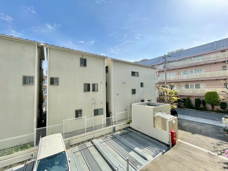 バルコニー 窓を開けると広がる青空。心をリフレッシュして日々を過ごしていきましょう。