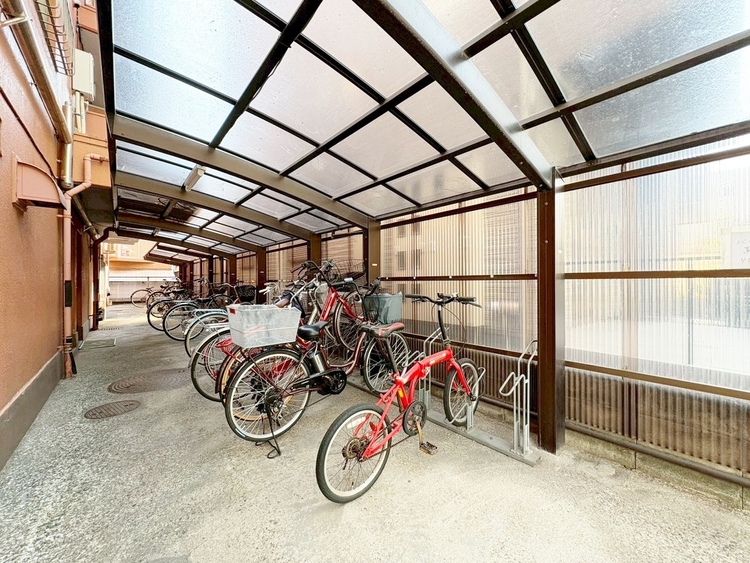 設備 きちんと整備された駐輪場。住む方の心遣いが感じられます。