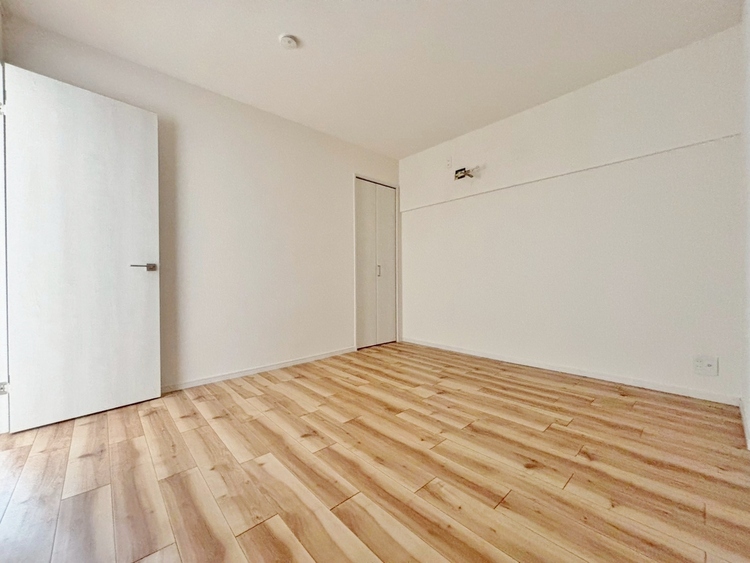 寝室 ベッドも十分に設置するスペースがあります。