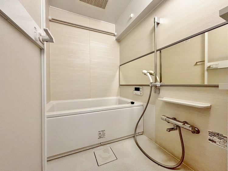 風呂 一日の疲れを癒すバスルームは、心地よいリラックスを叶える清潔感溢れる空間です。