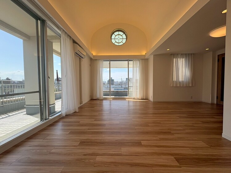 居間 忙しく過ぎゆく日常を置き去るほど、ゆったりした時間が流れるリビング。