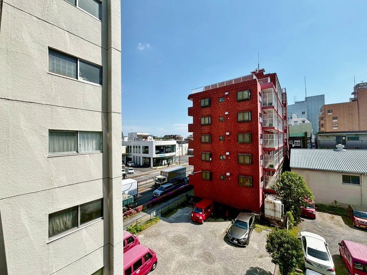 バルコニー 窓を開けると広がる青空。心をリフレッシュして日々を過ごしていきましょう。