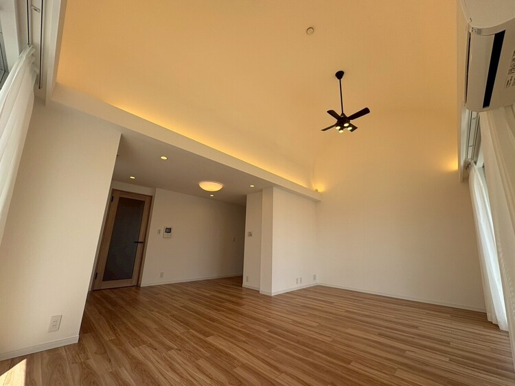 居間 居心地の良い空気感は、暮らしのステージを彩り、心からのやすらぎと満足感を与えてくれます。