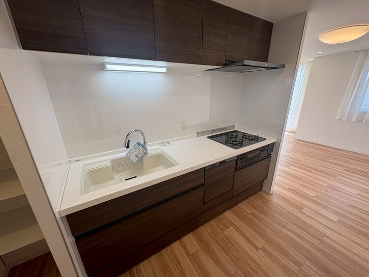 キッチン スマートな意匠と充実の機能を備えたキッチンが、暮らしにおいしい彩りを添えます。