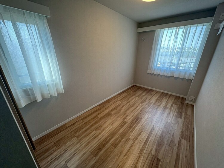 寝室 ベッドも十分に設置するスペースがあります。