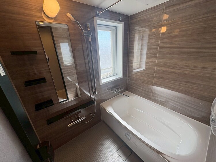 風呂 一日の疲れを癒すバスルームは、心地よいリラックスを叶える清潔感溢れる空間です。