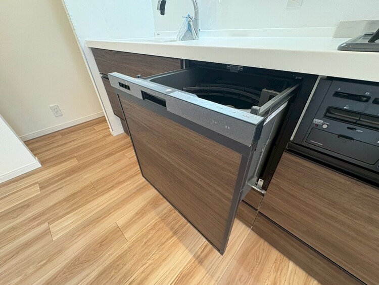 設備 食器洗いの負担を軽減。手荒れを抑えて、節水効果も見込めます。省スペースのビルトインタイプです。