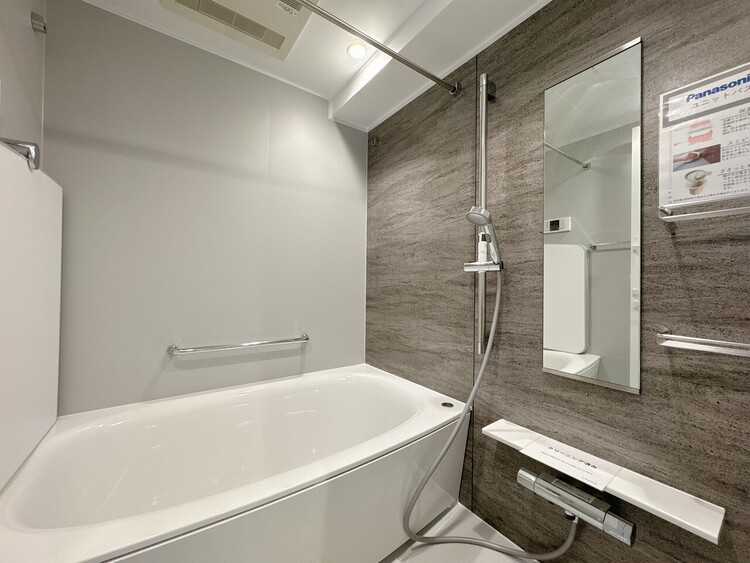 風呂 一日の疲れを癒すバスルームは、心地よいリラックスを叶える清潔感溢れる空間です。