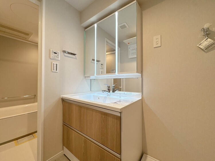 洗面 何かと物が増える場所だからこそ、スッキリと見映えの良い空間に。