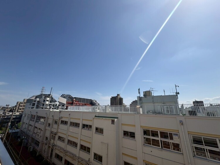 バルコニー 窓を開けると広がる青空。心をリフレッシュして日々を過ごしていきましょう。