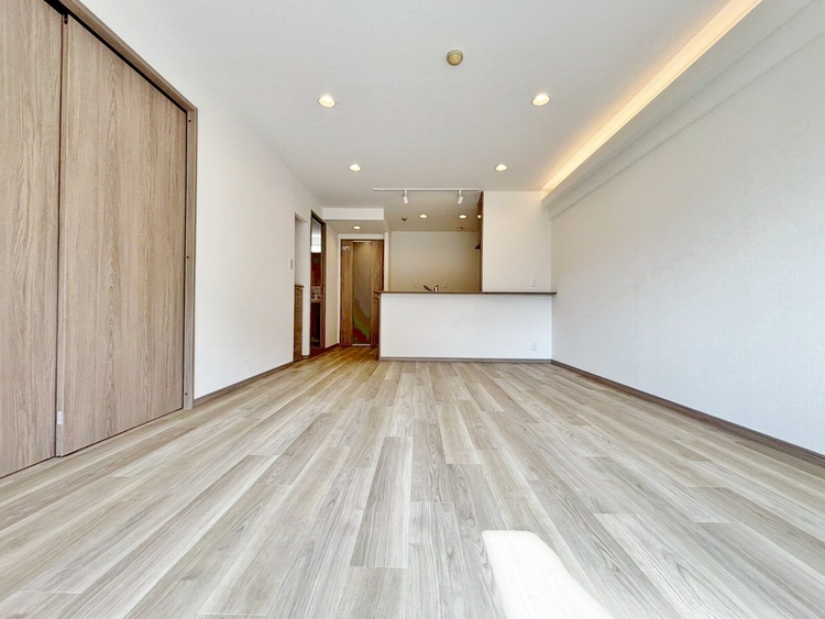 居間 忙しく過ぎゆく日常を置き去るほど、ゆったりした時間が流れるリビング。