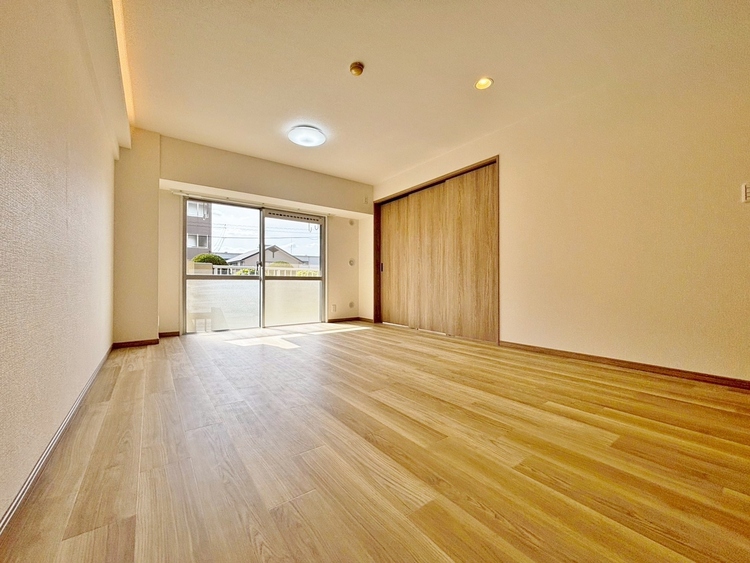 居間 飾り過ぎないシンプルな内装と偏り過ぎないデザインで統一しました。