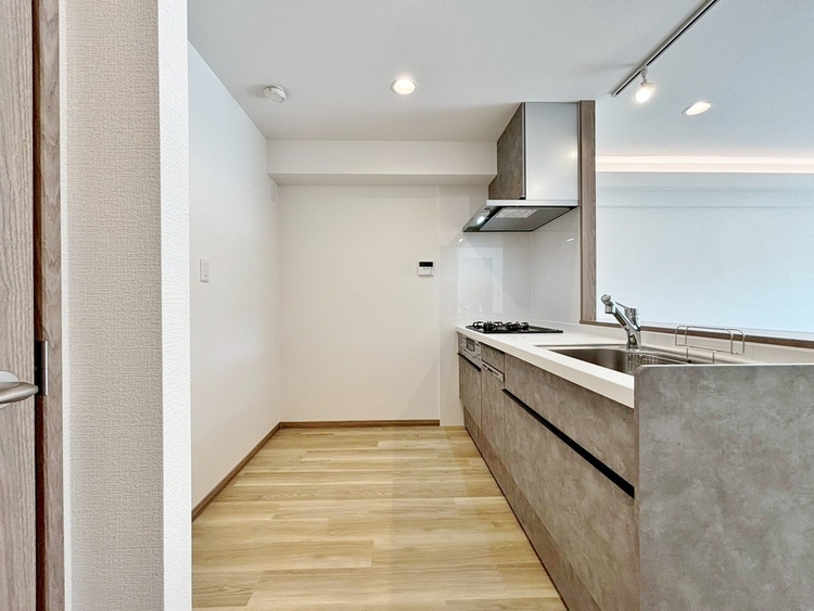 キッチン スマートな意匠と充実の機能を備えたキッチンが、暮らしにおいしい彩りを添えます。