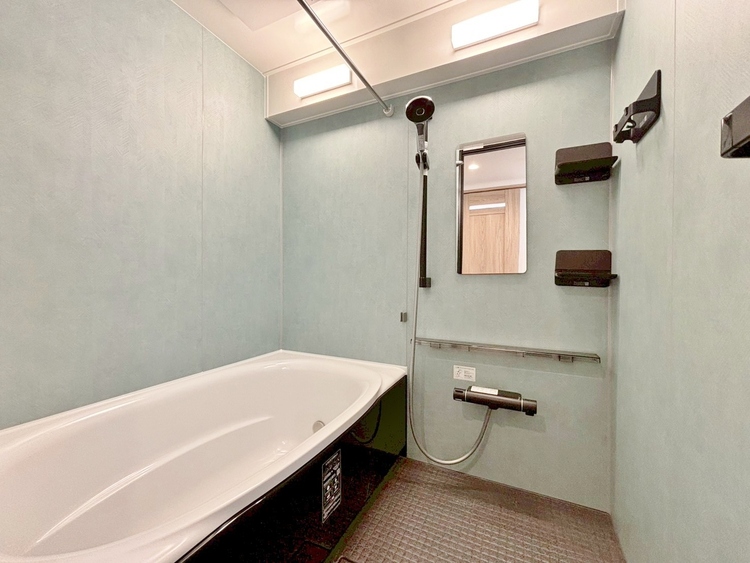 風呂 一日の疲れを癒すバスルームは、心地よいリラックスを叶える清潔感溢れる空間です。