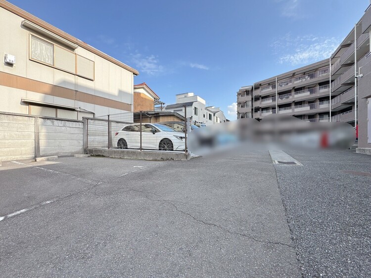 駐車場 本物件の駐車スペースです。車種制限のある場合もございますので、お気軽にお問い合わせくださいませ。