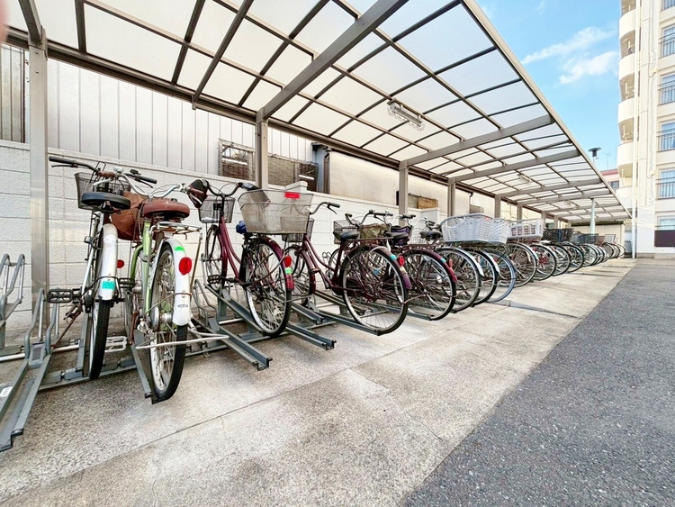 設備 きちんと整備された駐輪場。住む方の心遣いが感じられます。