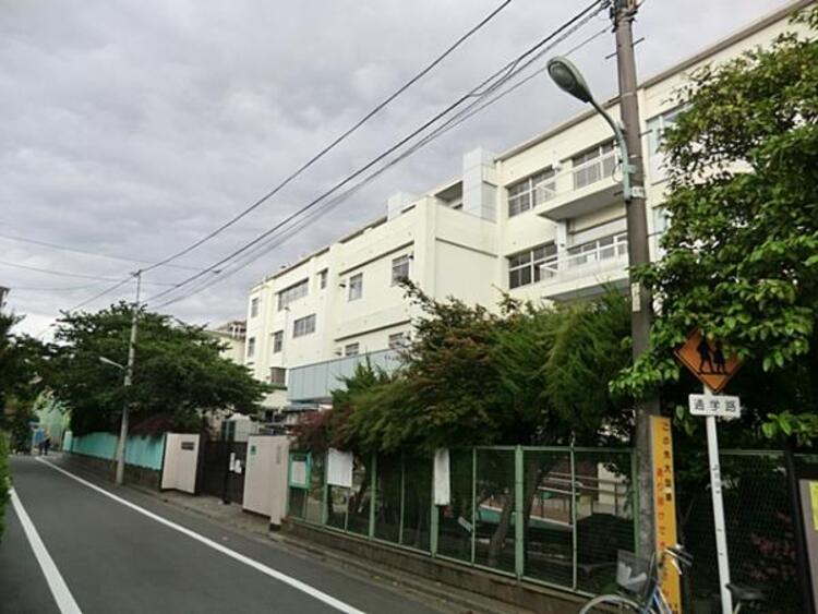 周辺 大田区立仲六郷小学校　810ｍ