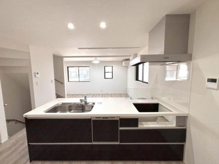 内装 ゆとりあるキッチンスペースを備えるリビングは家族が1番くつろげる癒しの空間です。