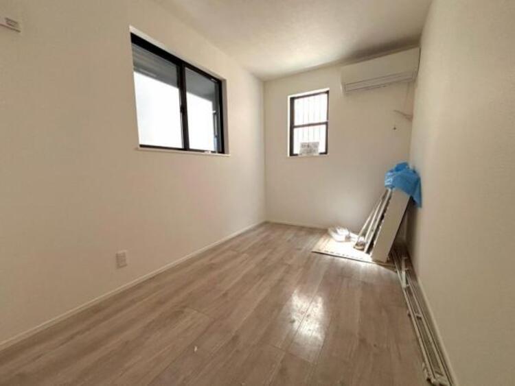 内装 窓から注がれる光で家族とのコミュニケーションも明るくなりそうな居室です。