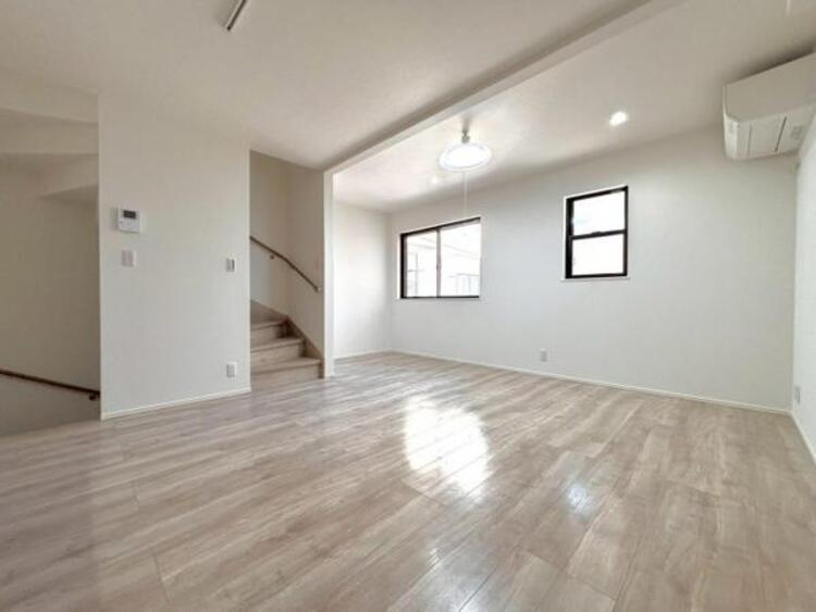 居間 ゆとりあるキッチンスペースを備えるリビングは家族が1番くつろげる癒しの空間。動線を繋ぐリビングin階段で開放的な室内に挨拶の声が元気に響きます。