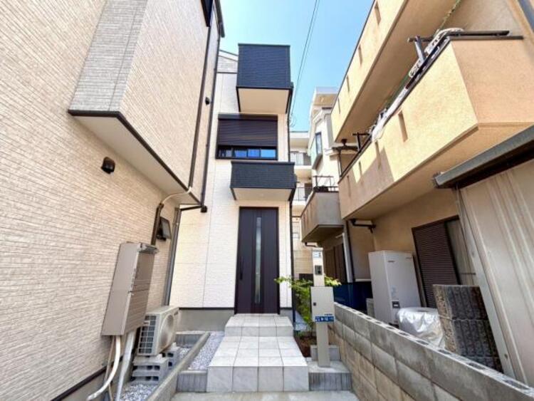 外観 爽やかな青空の下に贅沢なほどに降り注ぐ陽光、豊かな居住性とクオリティが見事に調和した住空間は住まうことの喜びを感じさせてくれます。