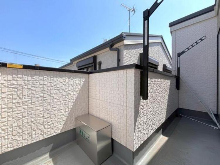 バルコニー 暮らしの中で光と風を演出してくれるバルコニーには陽光が燦々と降り注ぎます。お布団もお洗濯物もたくさん乾きそうです。ぜひ現地で陽当りの良さをご確認ください。