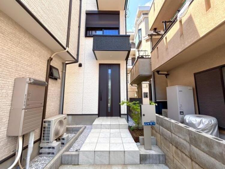 その他 一日の始まりと終わりはこちらの玄関から。今後ご家族の「行ってきます」「ただいま」が行き交う空間となるでしょう。