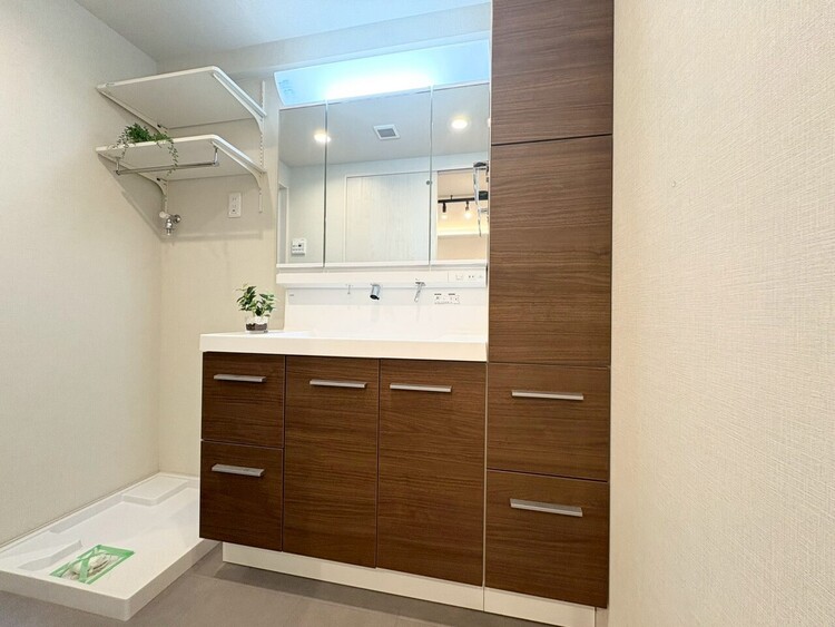 その他 清潔感を感じられる洗面化粧台。